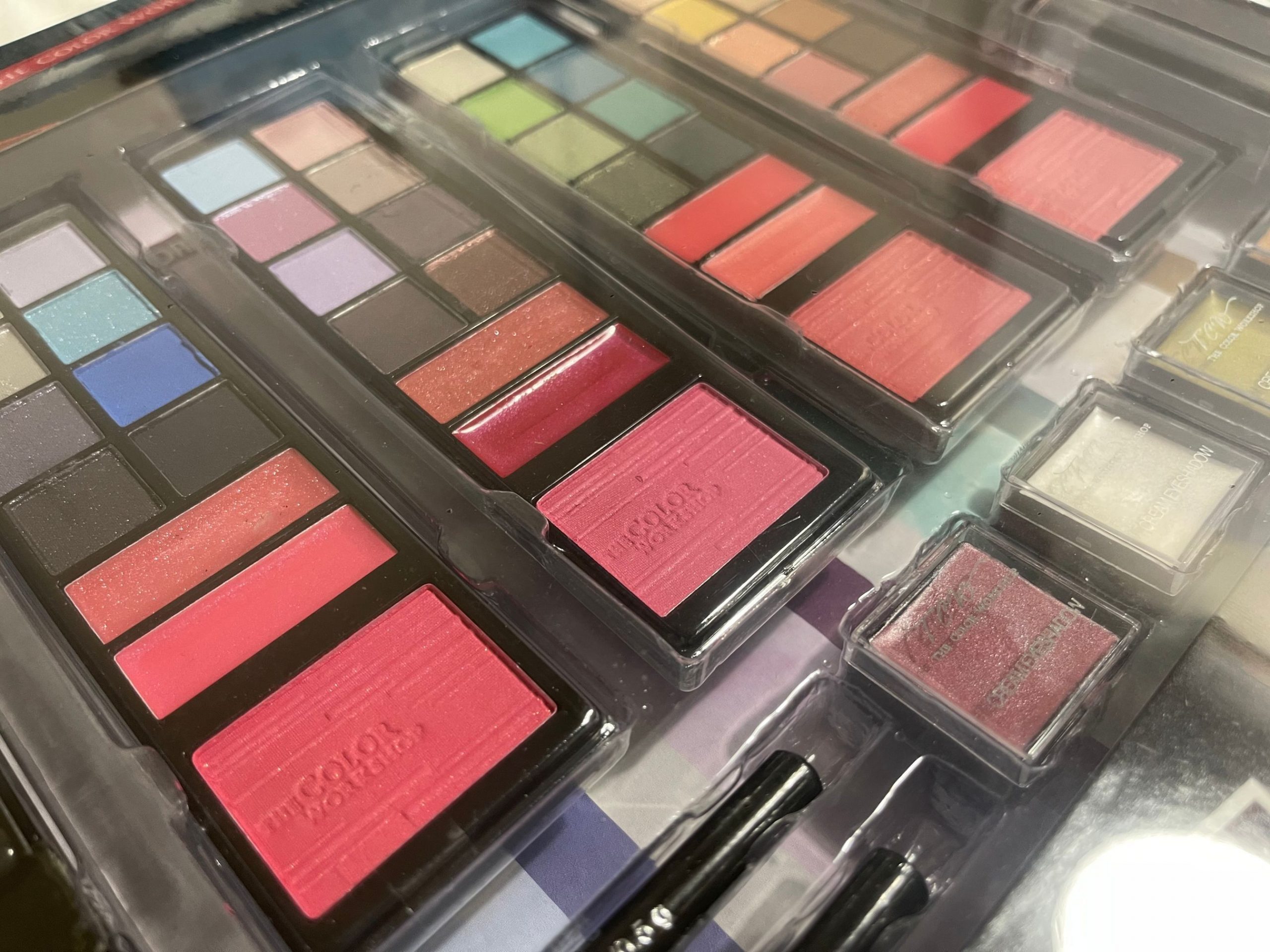 The Color Workshop Dazzling Faces Makeup Gift Set